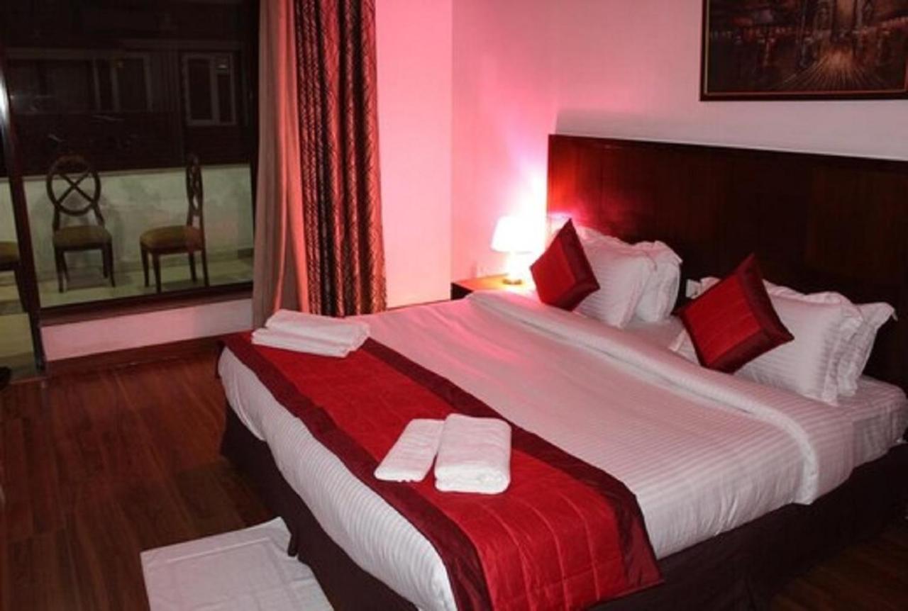 Lime Tree Hotel Sushant Lok Gurgaon Sector 29 Next To Iffco Chowk Metro Eksteriør billede