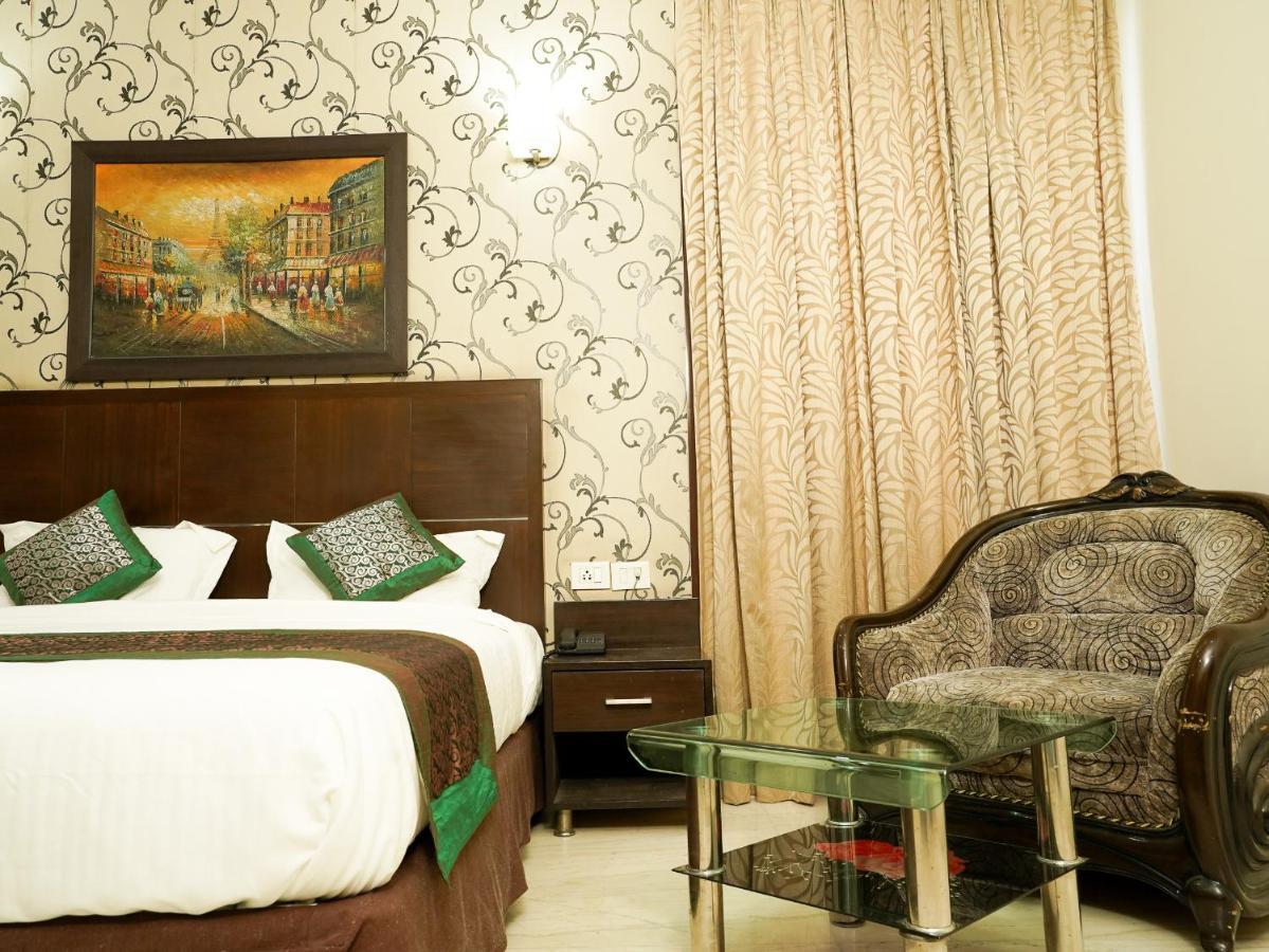 Lime Tree Hotel Sushant Lok Gurgaon Sector 29 Next To Iffco Chowk Metro Eksteriør billede
