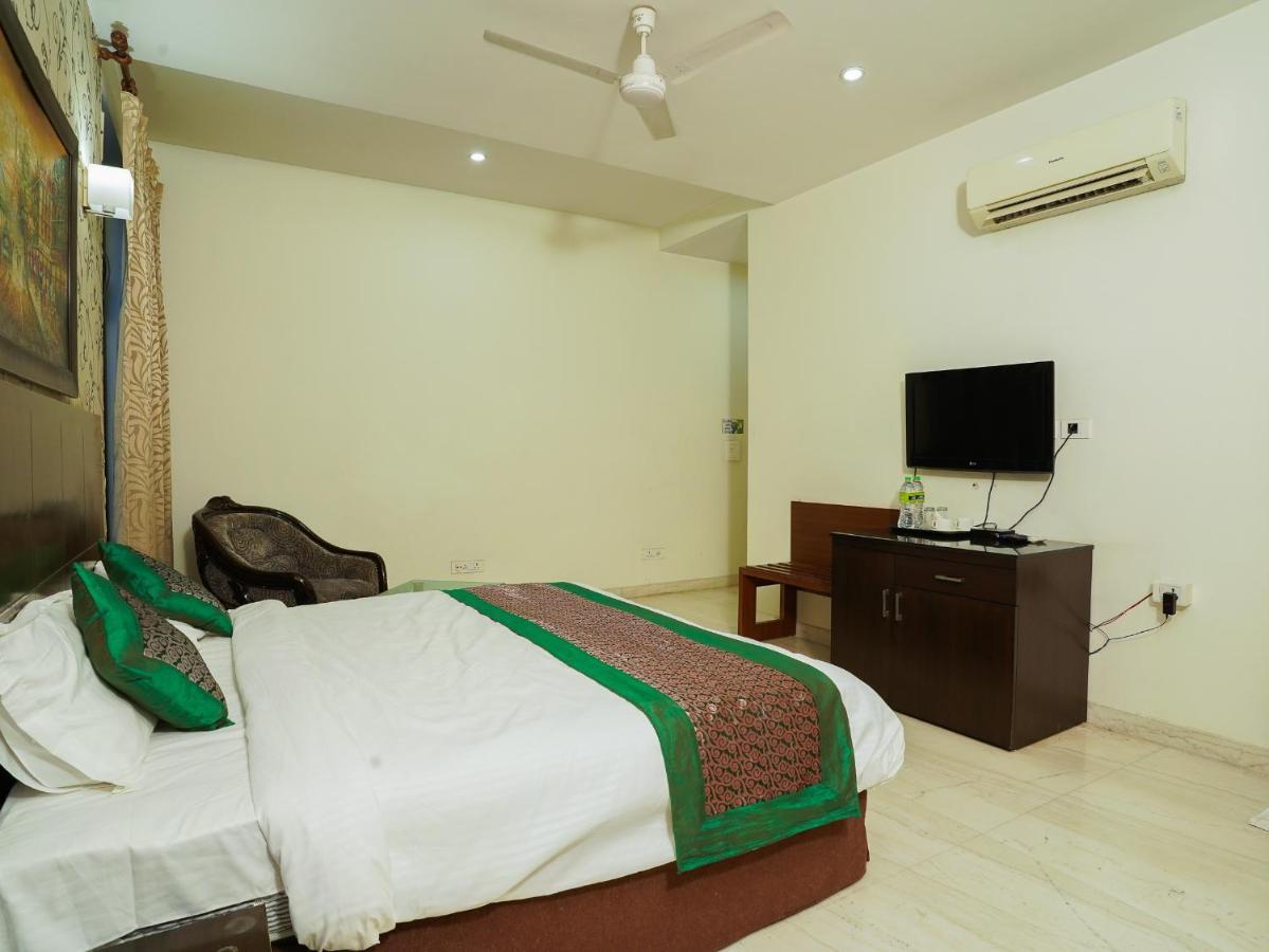 Lime Tree Hotel Sushant Lok Gurgaon Sector 29 Next To Iffco Chowk Metro Eksteriør billede