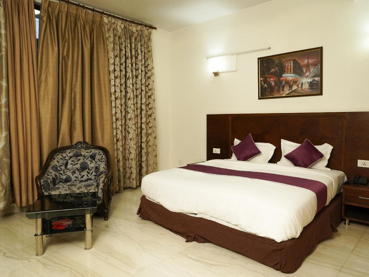 Lime Tree Hotel Sushant Lok Gurgaon Sector 29 Next To Iffco Chowk Metro Eksteriør billede