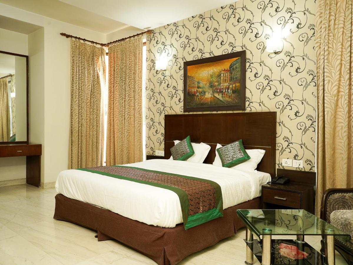 Lime Tree Hotel Sushant Lok Gurgaon Sector 29 Next To Iffco Chowk Metro Eksteriør billede