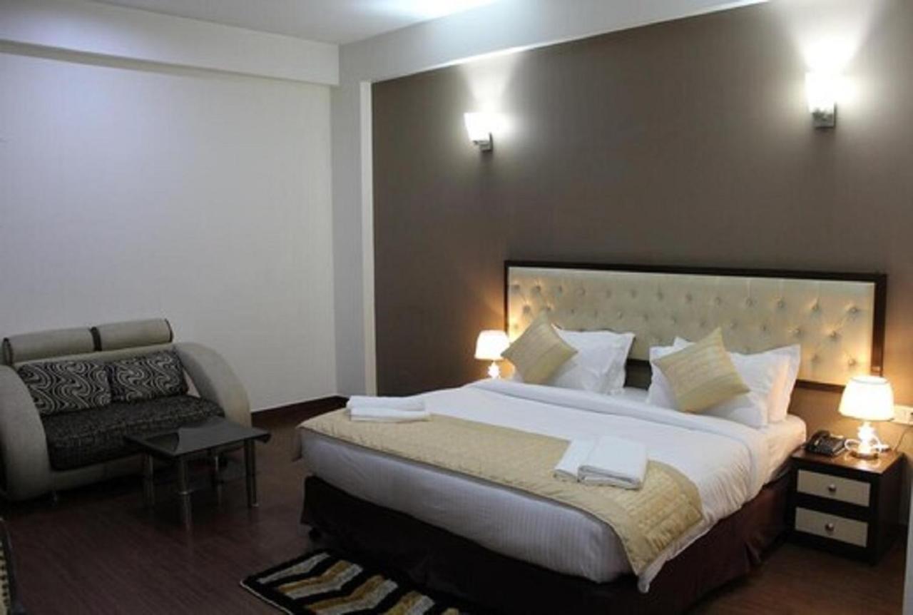 Lime Tree Hotel Sushant Lok Gurgaon Sector 29 Next To Iffco Chowk Metro Eksteriør billede
