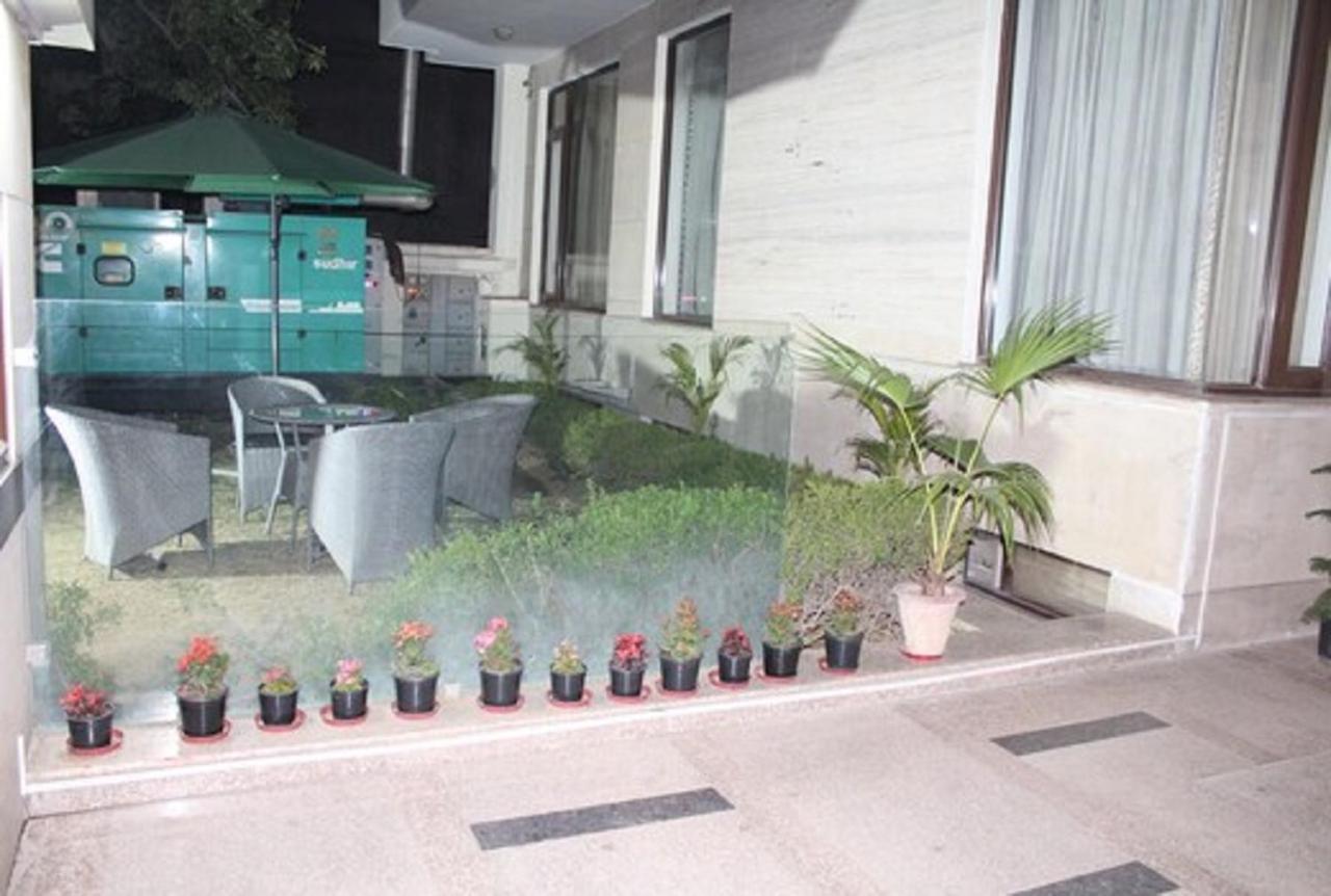 Lime Tree Hotel Sushant Lok Gurgaon Sector 29 Next To Iffco Chowk Metro Eksteriør billede