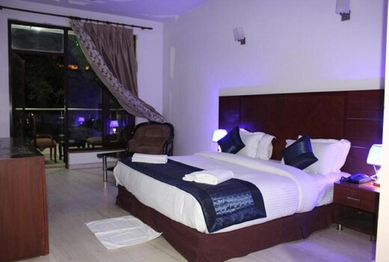 Lime Tree Hotel Sushant Lok Gurgaon Sector 29 Next To Iffco Chowk Metro Eksteriør billede