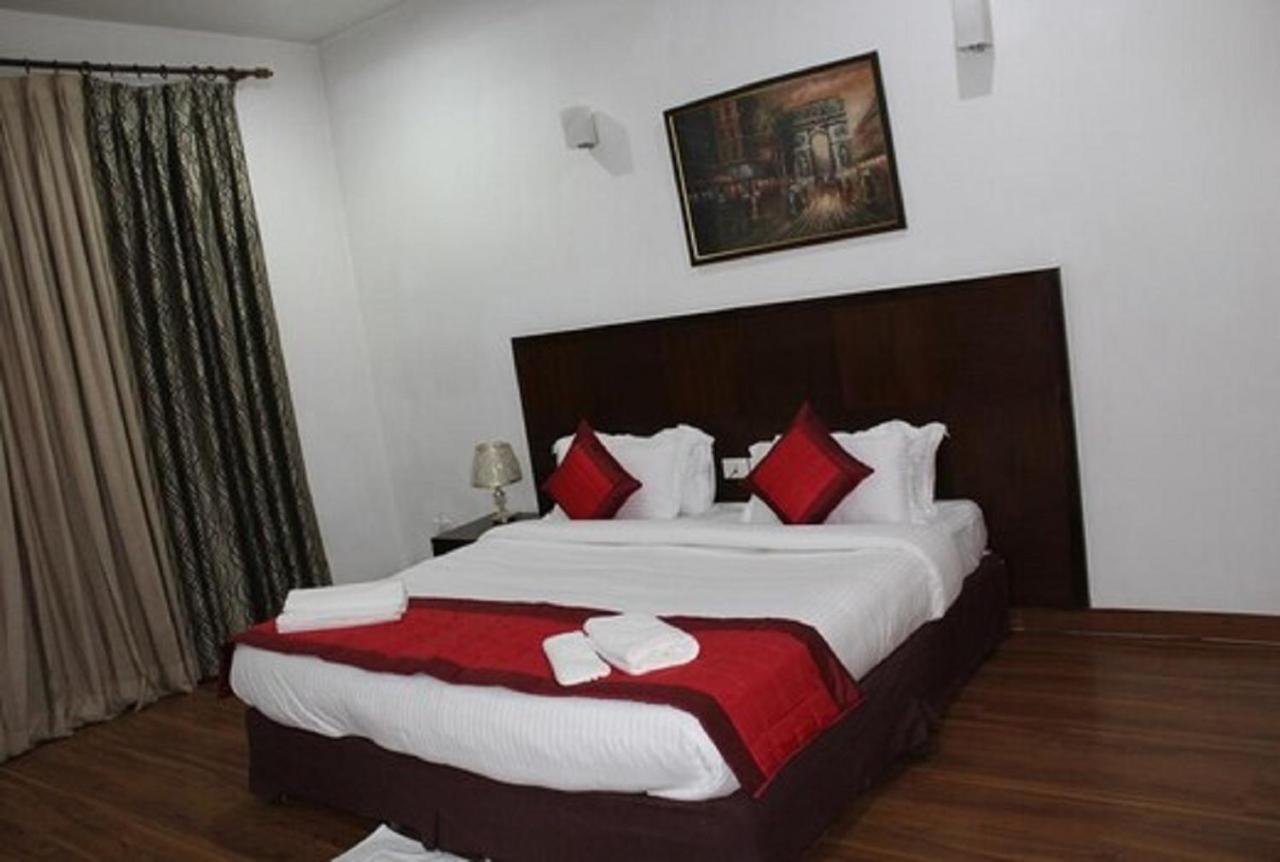 Lime Tree Hotel Sushant Lok Gurgaon Sector 29 Next To Iffco Chowk Metro Eksteriør billede