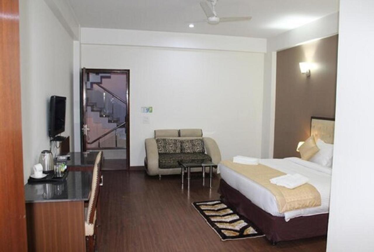 Lime Tree Hotel Sushant Lok Gurgaon Sector 29 Next To Iffco Chowk Metro Eksteriør billede