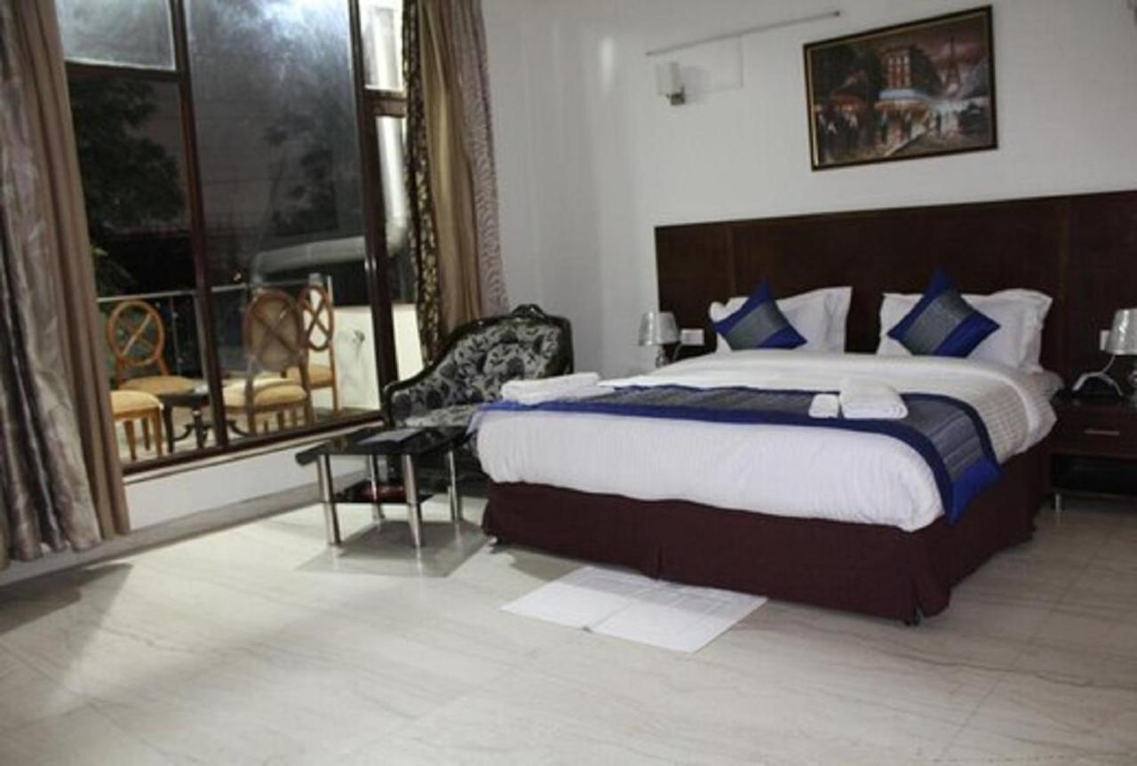 Lime Tree Hotel Sushant Lok Gurgaon Sector 29 Next To Iffco Chowk Metro Eksteriør billede
