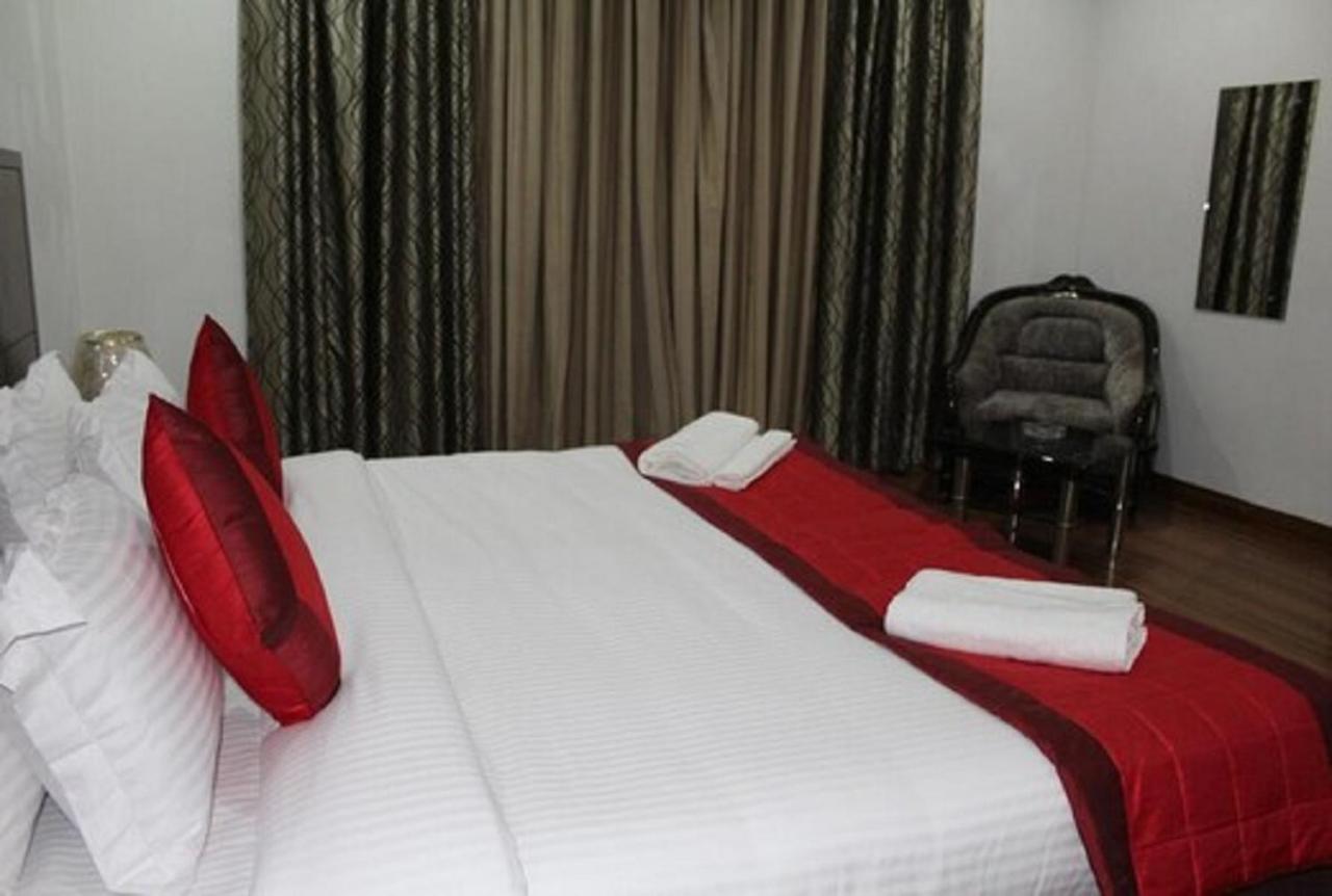 Lime Tree Hotel Sushant Lok Gurgaon Sector 29 Next To Iffco Chowk Metro Eksteriør billede