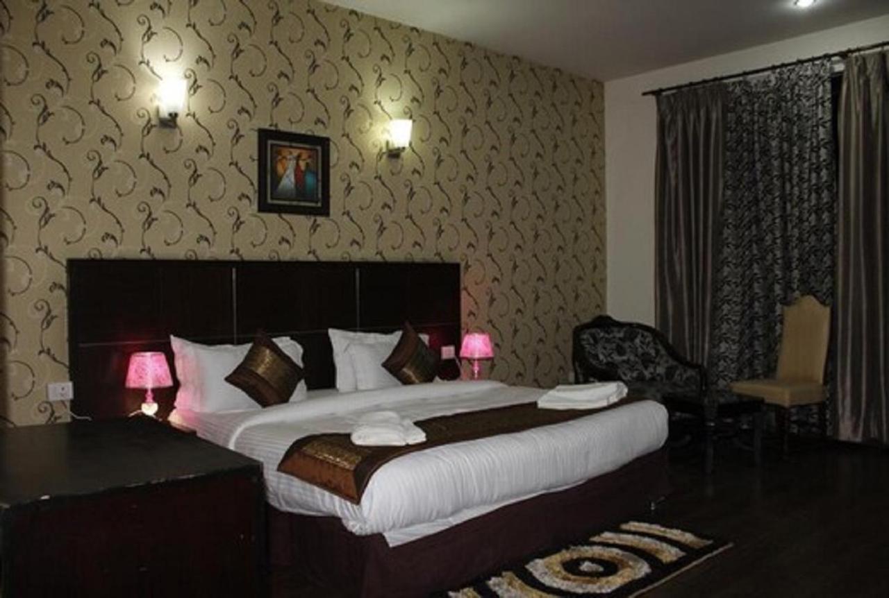Lime Tree Hotel Sushant Lok Gurgaon Sector 29 Next To Iffco Chowk Metro Eksteriør billede