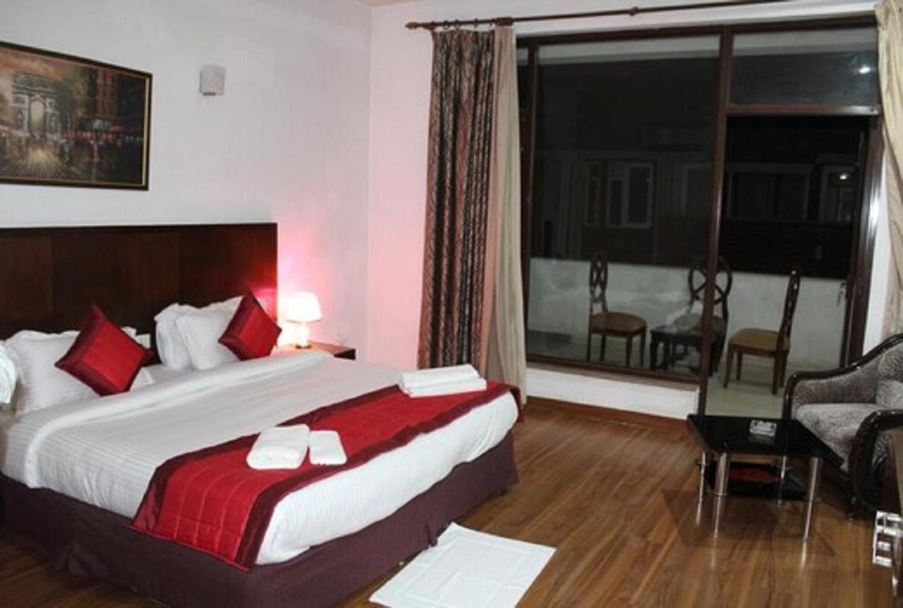 Lime Tree Hotel Sushant Lok Gurgaon Sector 29 Next To Iffco Chowk Metro Eksteriør billede