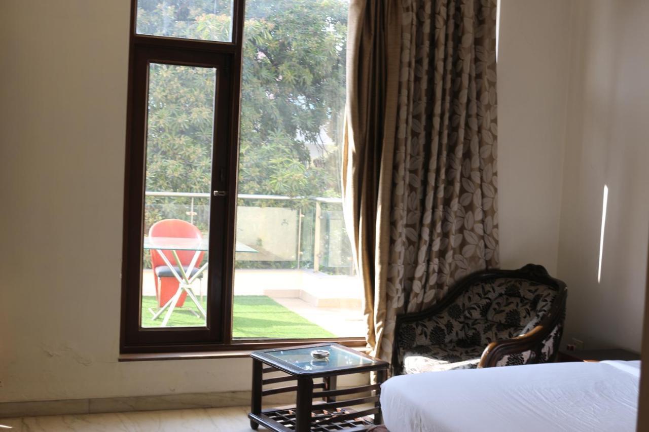 Lime Tree Hotel Sushant Lok Gurgaon Sector 29 Next To Iffco Chowk Metro Eksteriør billede